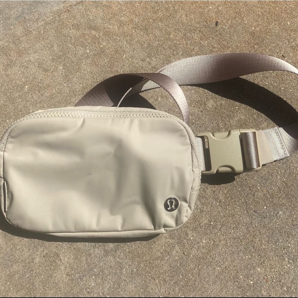 Lululemon Everywhere Belt Bag in Trench